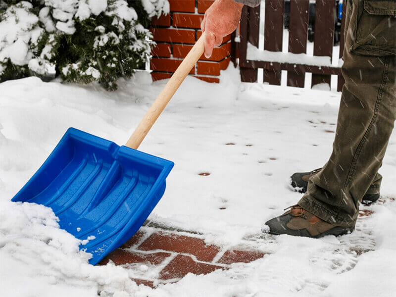 снег рекомендуется счищать с помощью деревянной или пластиковой лопаты